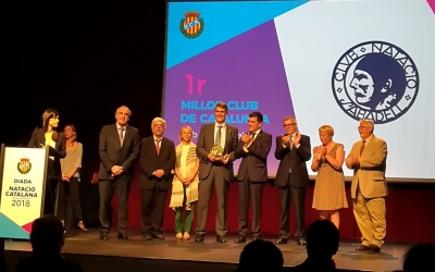 El president, Claudi Martí, rebent el premi de millor entitat ahir al Born | FCN